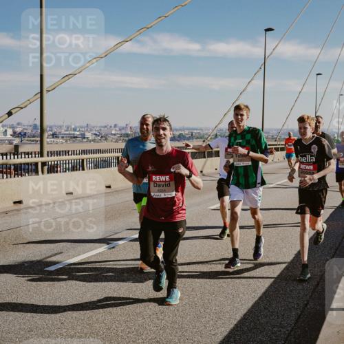 03.10.2025 - Köhlbrandbrückenlauf Michael Burmester http://msf.ph/oto/9041010 03.10.2025 12:22:13 Position 1 4554 meine-sportfotos.de
