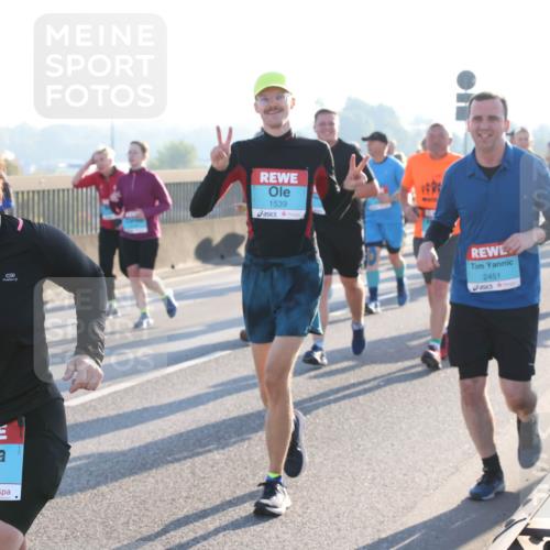 03.10.2025 - Köhlbrandbrückenlauf Lena Gebhardt http://msf.ph/oto/9041033 03.10.2025 09:25:22 Position 1 2116, 1539, 2451 meine-sportfotos.de