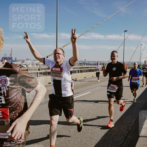 03.10.2025 - Köhlbrandbrückenlauf Michael Burmester http://msf.ph/oto/9041045 03.10.2025 12:22:15 Position 1 1910, 5824, 4304 meine-sportfotos.de