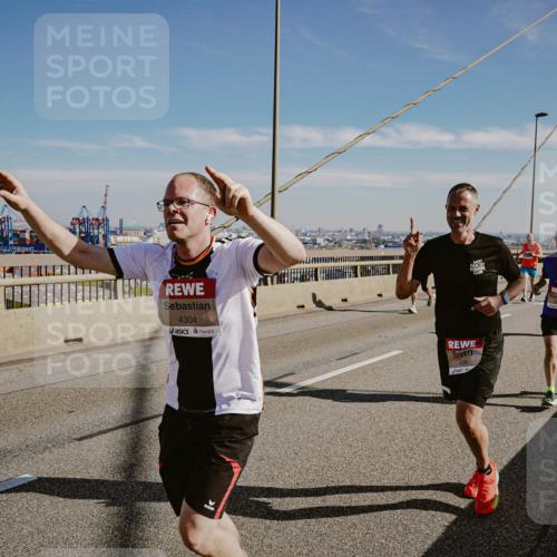 03.10.2025 - Köhlbrandbrückenlauf Michael Burmester http://msf.ph/oto/9041054 03.10.2025 12:22:15 Position 1 4304 meine-sportfotos.de