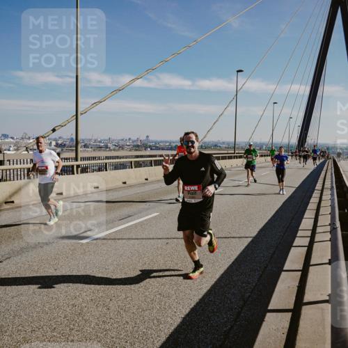 03.10.2025 - Köhlbrandbrückenlauf Michael Burmester http://msf.ph/oto/9041080 03.10.2025 12:22:17 Position 1  meine-sportfotos.de