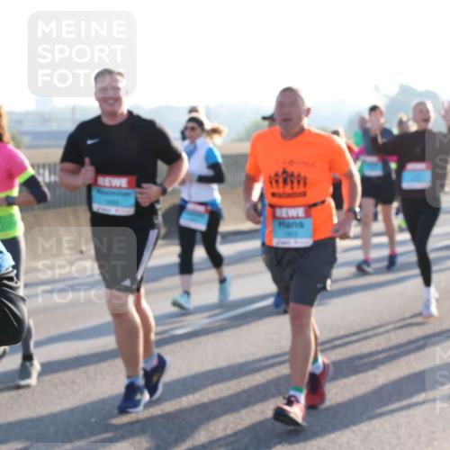 03.10.2025 - Köhlbrandbrückenlauf Lena Gebhardt http://msf.ph/oto/9041108 03.10.2025 09:25:24 Position 1  meine-sportfotos.de