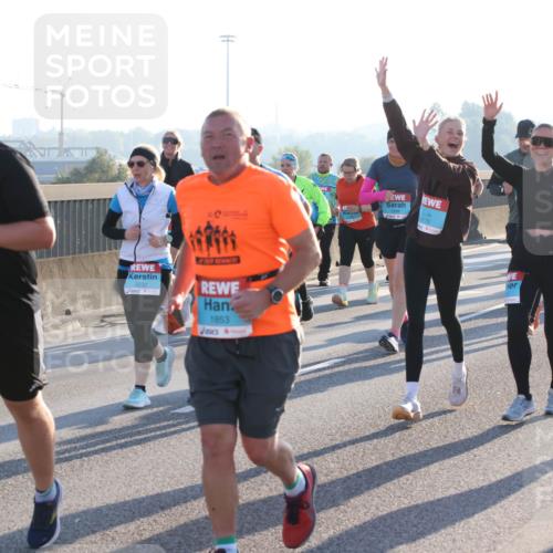 03.10.2025 - Köhlbrandbrückenlauf Lena Gebhardt http://msf.ph/oto/9041125 03.10.2025 09:25:25 Position 1 1855, 3232, 1853, 1770 meine-sportfotos.de