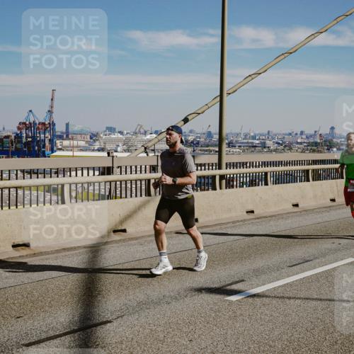 03.10.2025 - Köhlbrandbrückenlauf Michael Burmester http://msf.ph/oto/9041161 03.10.2025 12:22:24 Position 1  meine-sportfotos.de