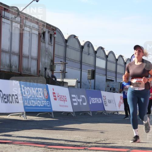 03.10.2025 - Köhlbrandbrückenlauf Luisa Fischer http://msf.ph/oto/9041169 03.10.2025 13:33:40 Ziel 4006, 4744, 5179, 5281, 5367, 5546, 5579, 6094, 6734 meine-sportfotos.de