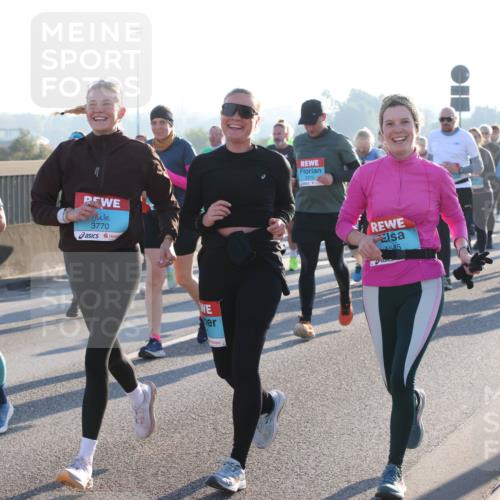 03.10.2025 - Köhlbrandbrückenlauf Lena Gebhardt http://msf.ph/oto/9041192 03.10.2025 09:25:26 Position 1 3703, 3770, 2210, 585 meine-sportfotos.de