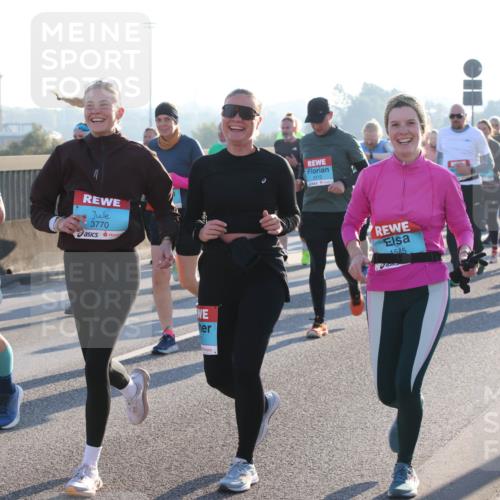 03.10.2025 - Köhlbrandbrückenlauf Lena Gebhardt http://msf.ph/oto/9041196 03.10.2025 09:25:26 Position 1 3703, 3770, 2210, 1585 meine-sportfotos.de