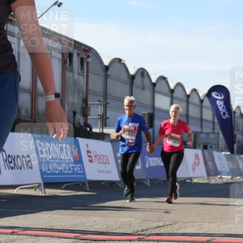 03.10.2025 - Köhlbrandbrückenlauf Luisa Fischer http://msf.ph/oto/9041204 03.10.2025 13:33:43 Ziel 4744, 5074, 5077, 5179, 5367, 5546, 5579, 6094, 6734 meine-sportfotos.de