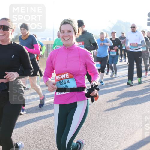 03.10.2025 - Köhlbrandbrückenlauf Lena Gebhardt http://msf.ph/oto/9041224 03.10.2025 09:25:27 Position 1 1585 meine-sportfotos.de