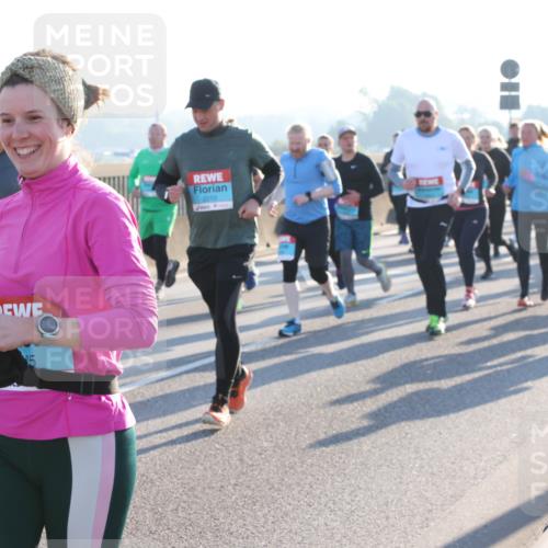 03.10.2025 - Köhlbrandbrückenlauf Lena Gebhardt http://msf.ph/oto/9041232 03.10.2025 09:25:27 Position 1 2210 meine-sportfotos.de