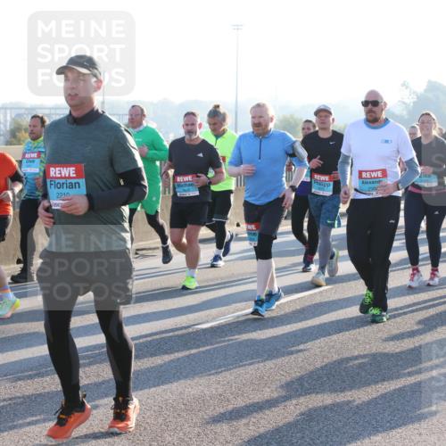 03.10.2025 - Köhlbrandbrückenlauf Lena Gebhardt http://msf.ph/oto/9041267 03.10.2025 09:25:28 Position 1 2135, 2210, 1948, 2002 meine-sportfotos.de