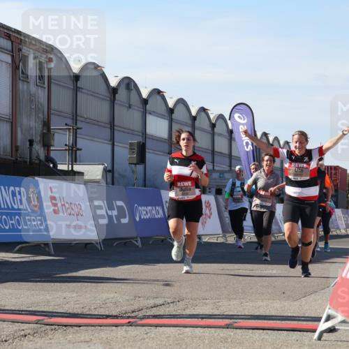 03.10.2025 - Köhlbrandbrückenlauf Luisa Fischer http://msf.ph/oto/9041291 03.10.2025 13:33:54 Ziel 4919, 4970, 5036, 5074, 5077, 5300, 6246 meine-sportfotos.de