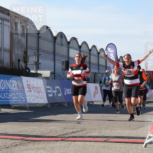 03.10.2025 - Köhlbrandbrückenlauf Luisa Fischer http://msf.ph/oto/9041294 03.10.2025 13:33:54 Ziel 4919, 4970, 5036, 5074, 5077, 5300, 6246 meine-sportfotos.de