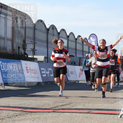 03.10.2025 - Köhlbrandbrückenlauf Luisa Fischer http://msf.ph/oto/9041297 03.10.2025 13:33:54 Ziel 4919, 4970, 5036, 5074, 5077, 5300, 6246 meine-sportfotos.de
