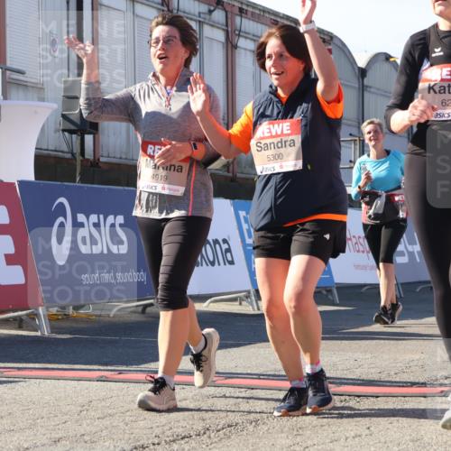 03.10.2025 - Köhlbrandbrückenlauf Luisa Fischer http://msf.ph/oto/9041351 03.10.2025 13:33:58 Ziel 4919, 4970, 5036, 5077, 5300, 6246, 6420, 6421 meine-sportfotos.de