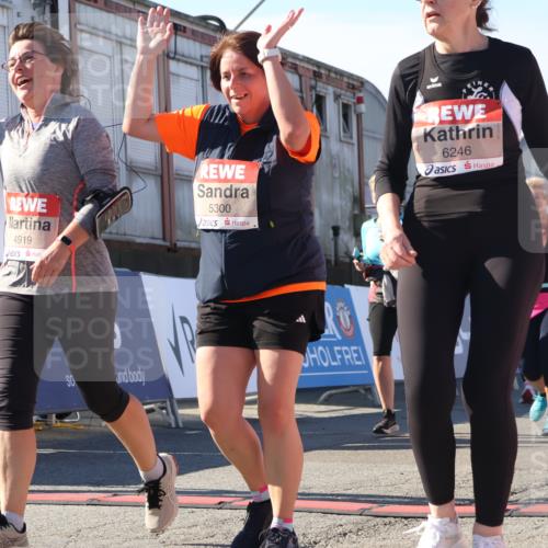 03.10.2025 - Köhlbrandbrückenlauf Luisa Fischer http://msf.ph/oto/9041355 03.10.2025 13:33:58 Ziel 4919, 4970, 5036, 5077, 5300, 6246, 6420, 6421 meine-sportfotos.de