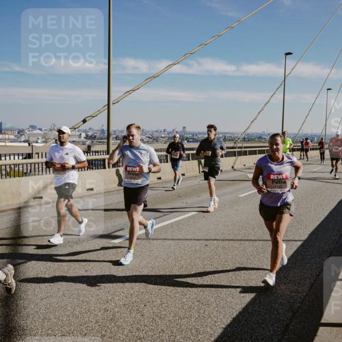 03.10.2025 - Köhlbrandbrückenlauf Michael Burmester http://msf.ph/oto/9041363 03.10.2025 12:22:39 Position 1 6493, 4162 meine-sportfotos.de