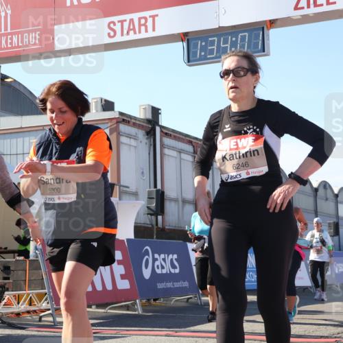 03.10.2025 - Köhlbrandbrückenlauf Luisa Fischer http://msf.ph/oto/9041370 03.10.2025 13:34:00 Ziel 4438, 4919, 4970, 5036, 5300, 6246, 6420, 6421 meine-sportfotos.de