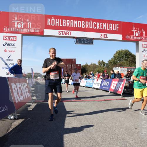 03.10.2025 - Köhlbrandbrückenlauf Lena Gebhardt http://msf.ph/oto/9041382 03.10.2025 12:57:57 Ziel 4046, 4102, 4654, 5669, 5960, 5961, 6518, 6519, 6520 meine-sportfotos.de