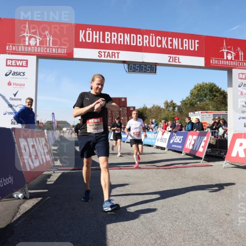 03.10.2025 - Köhlbrandbrückenlauf Lena Gebhardt http://msf.ph/oto/9041388 03.10.2025 12:57:57 Ziel 4046, 4102, 4654, 5669, 5960, 5961, 6518, 6519, 6520 meine-sportfotos.de