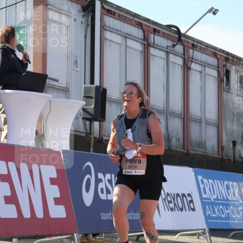 03.10.2025 - Köhlbrandbrückenlauf Luisa Fischer http://msf.ph/oto/9041390 03.10.2025 13:34:12 Ziel 4438, 4674, 5593, 6095, 6421, 6574 meine-sportfotos.de