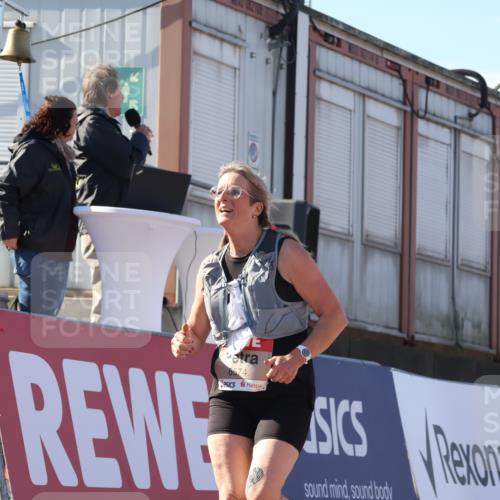 03.10.2025 - Köhlbrandbrückenlauf Luisa Fischer http://msf.ph/oto/9041396 03.10.2025 13:34:12 Ziel 4438, 4674, 5593, 6095, 6421, 6574 meine-sportfotos.de