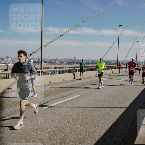 03.10.2025 - Köhlbrandbrückenlauf Michael Burmester http://msf.ph/oto/9041398 03.10.2025 12:22:41 Position 1  meine-sportfotos.de