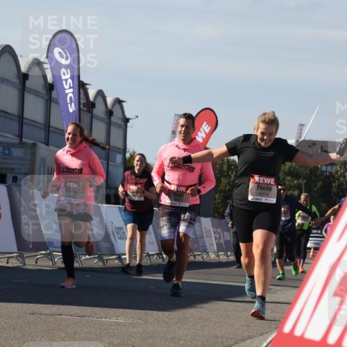 03.10.2025 - Köhlbrandbrückenlauf Luisa Fischer http://msf.ph/oto/9041408 03.10.2025 13:34:14 Ziel 4438, 4674, 5207, 5221, 5593, 6095, 6574 meine-sportfotos.de