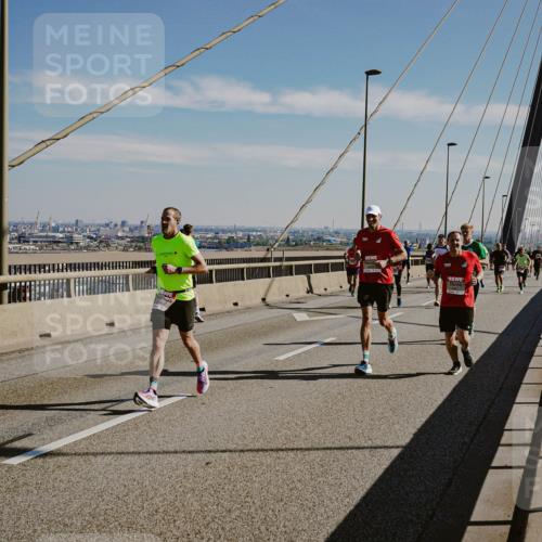 03.10.2025 - Köhlbrandbrückenlauf Michael Burmester http://msf.ph/oto/9041411 03.10.2025 12:22:42 Position 1  meine-sportfotos.de