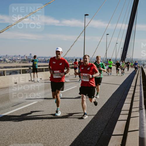 03.10.2025 - Köhlbrandbrückenlauf Michael Burmester http://msf.ph/oto/9041414 03.10.2025 12:22:43 Position 1 15, 6081 meine-sportfotos.de