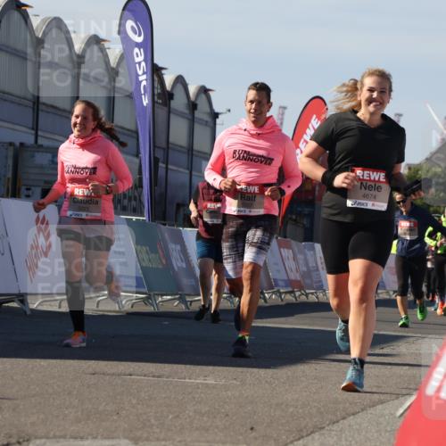 03.10.2025 - Köhlbrandbrückenlauf Luisa Fischer http://msf.ph/oto/9041422 03.10.2025 13:34:15 Ziel 4438, 4674, 5207, 5221, 5593, 6095, 6574 meine-sportfotos.de