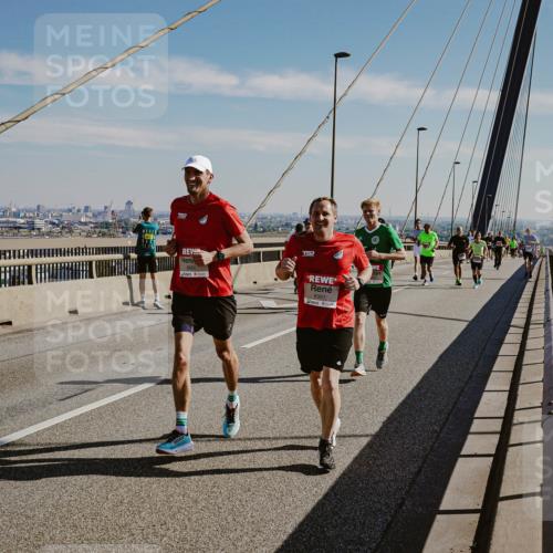 03.10.2025 - Köhlbrandbrückenlauf Michael Burmester http://msf.ph/oto/9041427 03.10.2025 12:22:43 Position 1 15, 6081 meine-sportfotos.de