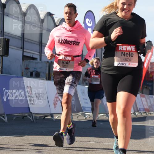 03.10.2025 - Köhlbrandbrückenlauf Luisa Fischer http://msf.ph/oto/9041450 03.10.2025 13:34:17 Ziel 4674, 5207, 5221, 5593, 6095, 6574 meine-sportfotos.de