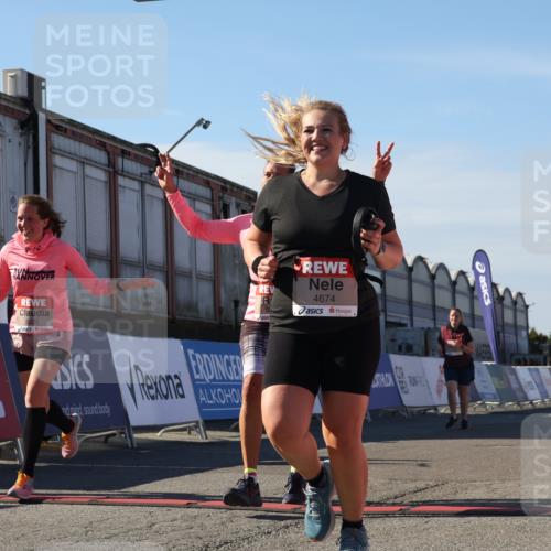 03.10.2025 - Köhlbrandbrückenlauf Luisa Fischer http://msf.ph/oto/9041463 03.10.2025 13:34:18 Ziel 4674, 5207, 5221, 5437, 5593, 5693, 5695, 6095, 6574 meine-sportfotos.de