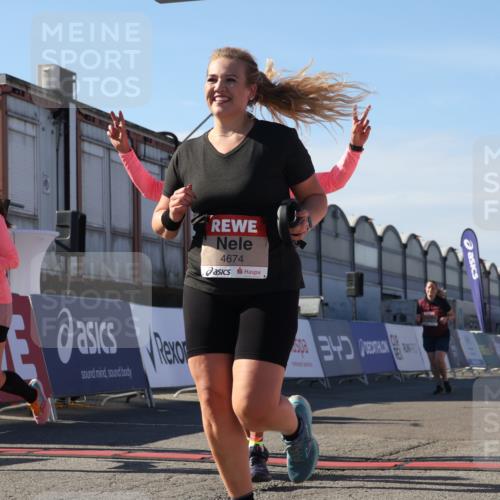 03.10.2025 - Köhlbrandbrückenlauf Luisa Fischer http://msf.ph/oto/9041466 03.10.2025 13:34:19 Ziel 4674, 5207, 5221, 5437, 5593, 5693, 5695, 6095, 6574 meine-sportfotos.de