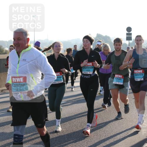 03.10.2025 - Köhlbrandbrückenlauf Lena Gebhardt http://msf.ph/oto/9041468 03.10.2025 09:25:35 Position 1 3675, 1850, 1835, 2313, 2314 meine-sportfotos.de