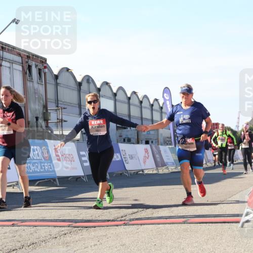 03.10.2025 - Köhlbrandbrückenlauf Luisa Fischer http://msf.ph/oto/9041513 03.10.2025 13:34:23 Ziel 4674, 5207, 5221, 5437, 5693, 5695, 6574 meine-sportfotos.de