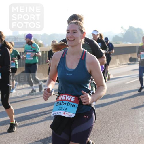 03.10.2025 - Köhlbrandbrückenlauf Lena Gebhardt http://msf.ph/oto/9041521 03.10.2025 09:25:37 Position 1 2314 meine-sportfotos.de