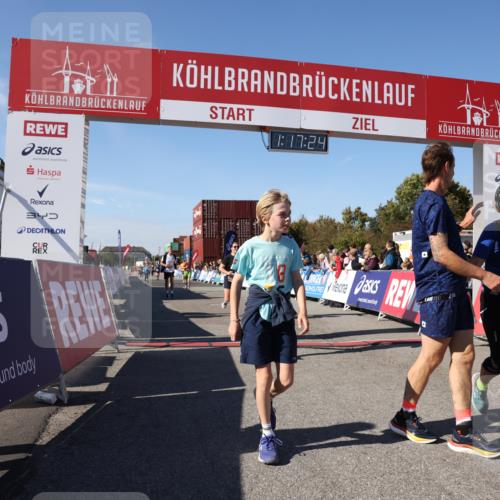 03.10.2025 - Köhlbrandbrückenlauf Lena Gebhardt http://msf.ph/oto/9041528 03.10.2025 13:17:24 Ziel 4404, 4686, 4988, 5007, 5008, 5031, 5429, 5544, 5638, 5642, 5890, 5943, 6069, 6389 meine-sportfotos.de
