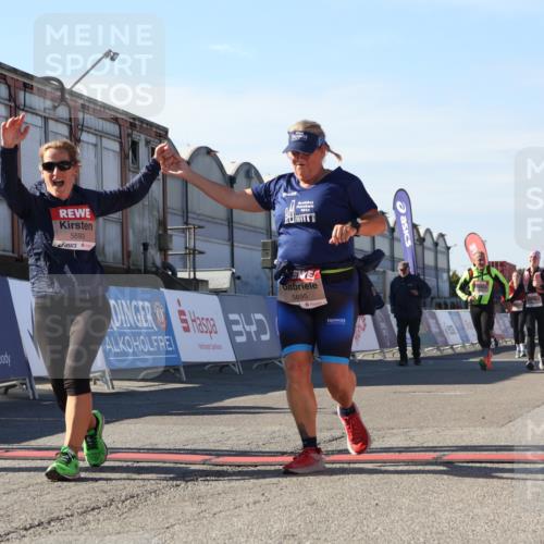 03.10.2025 - Köhlbrandbrückenlauf Luisa Fischer http://msf.ph/oto/9041529 03.10.2025 13:34:24 Ziel 4674, 5207, 5221, 5437, 5693, 5695 meine-sportfotos.de