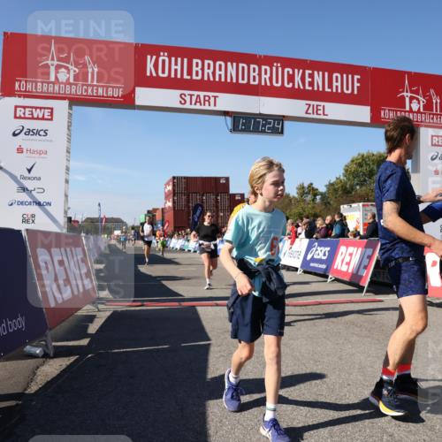 03.10.2025 - Köhlbrandbrückenlauf Lena Gebhardt http://msf.ph/oto/9041533 03.10.2025 13:17:25 Ziel 4404, 4686, 4818, 4988, 5007, 5008, 5031, 5544, 5638, 5642, 5890, 5943, 6069, 6389 meine-sportfotos.de