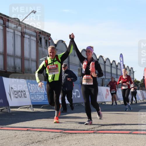 03.10.2025 - Köhlbrandbrückenlauf Luisa Fischer http://msf.ph/oto/9041537 03.10.2025 13:34:29 Ziel 4702, 4754, 5207, 5221, 5390, 5437, 5693, 5695 meine-sportfotos.de