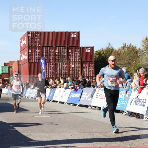 03.10.2025 - Köhlbrandbrückenlauf Lena Gebhardt http://msf.ph/oto/9041540 03.10.2025 12:58:08 Ziel 4234, 4248, 4394, 6518, 6519, 6520, 6715, 6718 meine-sportfotos.de