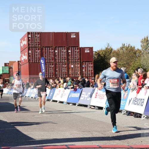 03.10.2025 - Köhlbrandbrückenlauf Lena Gebhardt http://msf.ph/oto/9041547 03.10.2025 12:58:08 Ziel 4234, 4248, 4394, 6518, 6519, 6520, 6715, 6718 meine-sportfotos.de