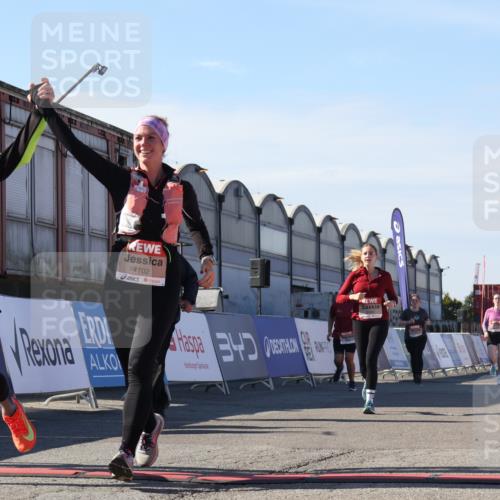 03.10.2025 - Köhlbrandbrückenlauf Luisa Fischer http://msf.ph/oto/9041556 03.10.2025 13:34:30 Ziel 4702, 4754, 5390, 5437, 5693, 5695 meine-sportfotos.de