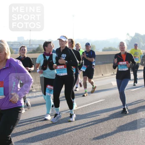03.10.2025 - Köhlbrandbrückenlauf Lena Gebhardt http://msf.ph/oto/9041558 03.10.2025 09:25:38 Position 1 2175, 2219, 2922, 2177 meine-sportfotos.de