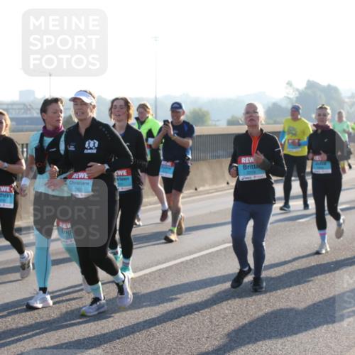 03.10.2025 - Köhlbrandbrückenlauf Lena Gebhardt http://msf.ph/oto/9041566 03.10.2025 09:25:38 Position 1 2922, 2219 meine-sportfotos.de