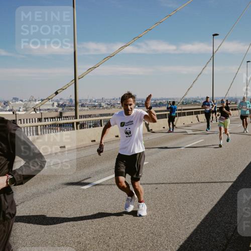 03.10.2025 - Köhlbrandbrückenlauf Michael Burmester http://msf.ph/oto/9041569 03.10.2025 12:22:54 Position 1 19 meine-sportfotos.de