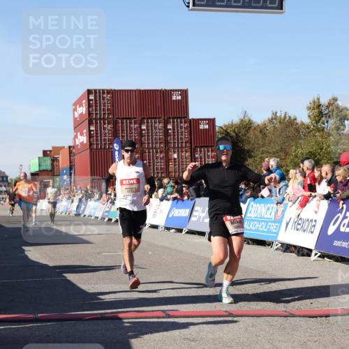 03.10.2025 - Köhlbrandbrückenlauf Lena Gebhardt http://msf.ph/oto/9041591 03.10.2025 12:58:11 Ziel 4234, 4248, 4394, 6152, 6715, 6717, 6718 meine-sportfotos.de