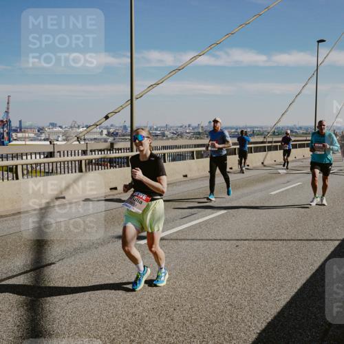 03.10.2025 - Köhlbrandbrückenlauf Michael Burmester http://msf.ph/oto/9041619 03.10.2025 12:22:57 Position 1  meine-sportfotos.de